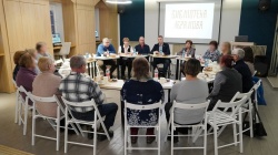 Надо помогать