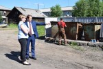 ГЛАВА РАЙОНА ЛИЧНО ПРОВЕРИЛ ХОД РАБОТ ПО ОБУСТРОЙСТВУ ПЛОЩАДОК ДЛЯ МУСОРНЫХ КОНТЕЙНЕРОВ В КАРПОГОРАХ