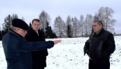 Выпавший снег не станет причиной ухудшения качества выполнения работ по обустройству беговой дорожки на главном стадионе Пинежского района.