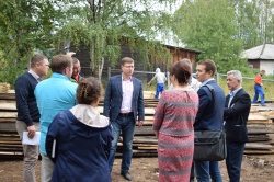 ГЛАВА РАЙОНА И МИНИСТР СТРОИТЕЛЬСТВА ОБЛАСТИ ПРОВЕЛИ ВЫЕЗДНОЕ СОВЕЩАНИЕ НА ПЛОЩАДКЕ СТРОИТЕЛЬСТВА ДЕТСКОГО САДА В КАРПОГОРАХ