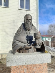 В СУРЕ УСТАНОВЛЕН ПАМЯТНИК ИОАННУ КРОНШТАДСКОМУ