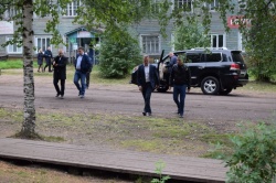 АЛЕКСАНДР ЦЫБУЛЬСКИЙ ПОСЕТИЛ БИБЛИОТЕКУ В КАРПОГОРАХ