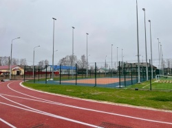 В Карпогорах подходит к завершению строительство нового плоскостного спортивного сооружения — современного, многофункционального пространства для занятий спортом всех возрастов