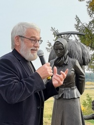 ПАМЯТЬ ХРАНЯТ ЖИВЫЕ