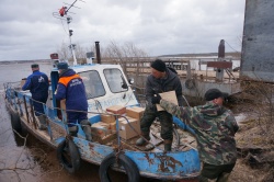 В ПИНЕГЕ ДОСТАВЛЯЮТ ПРОДУКТЫ В ОТРЕЗАННЫЕ ВОДОЙ ДЕРЕВНИ