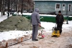 Работы по обустройству беговой дорожки на стадионе с. Карпогоры продолжаются.
