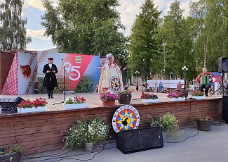В Карпогорах открылся региональный фестиваль мастеров и фольклора "Петровская ярмарка. Открытый мир культур"