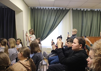 В Карпогорской детской библиотеке на днях обучались съёмке юные пинежане